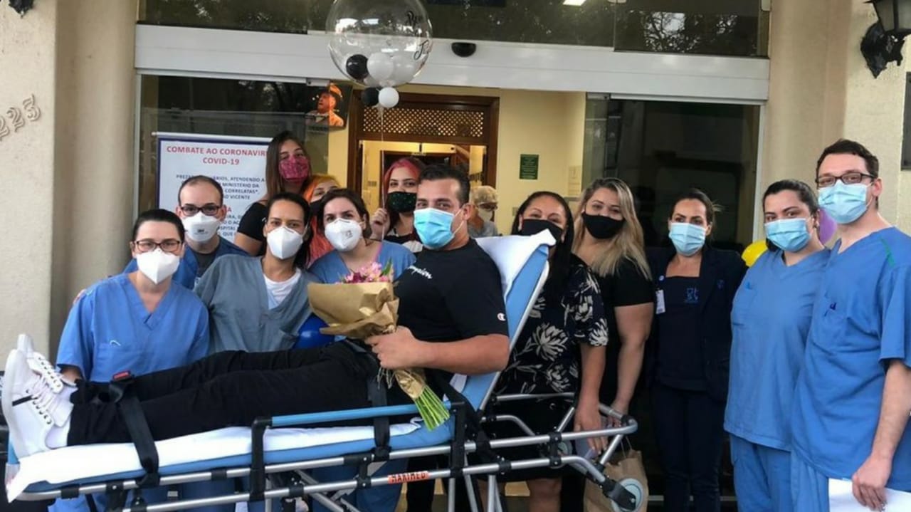 Paciente se despede de médicos e enfermeiros