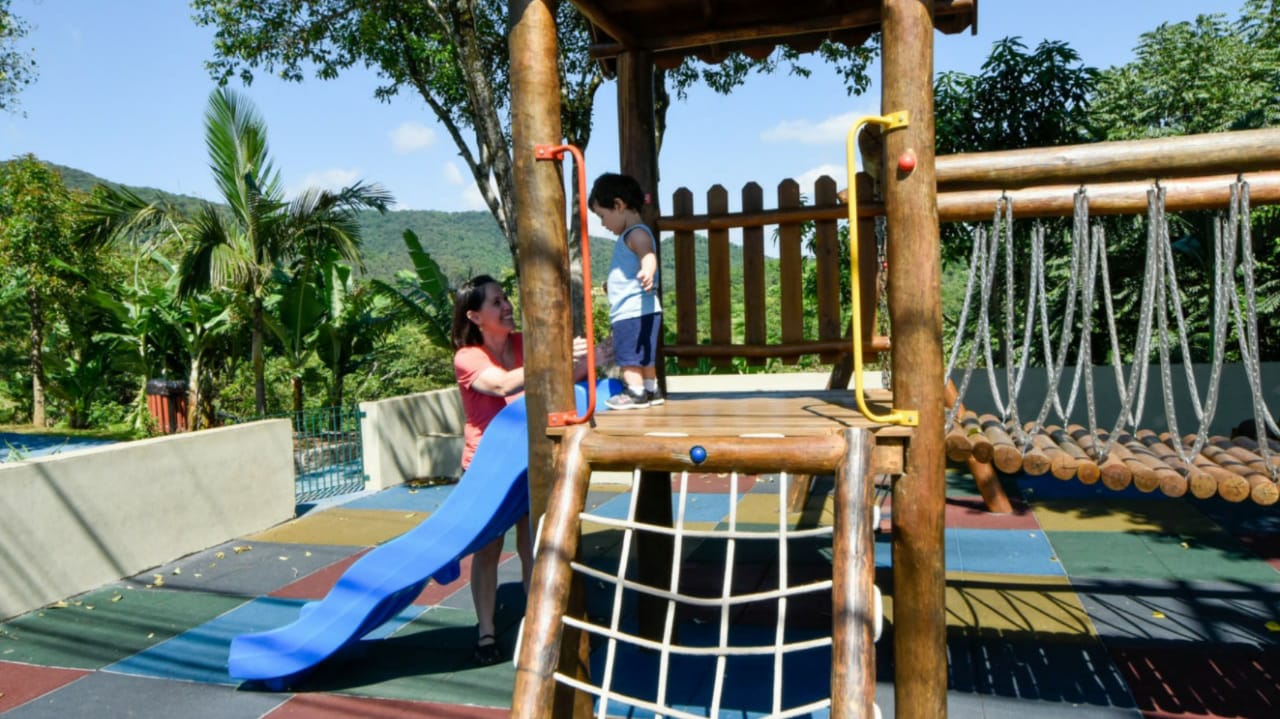 Família aproveita praça revitalizada no Jardim Copacabana, em Jundiaí