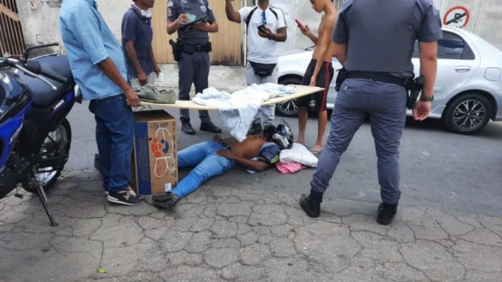 Moradores improvisam para ajudar motociclista em Jundiaí