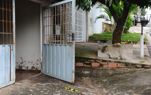 Foto da entrada da casa da família
