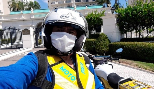 Foto de motoboy equipado