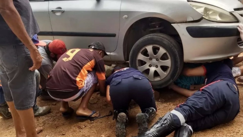 Motociclista preso embaixo de carro após acidente em Itupeva