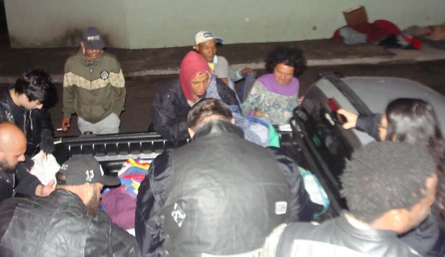 Motoclube entrega doações a moradores de rua em Jundiaí