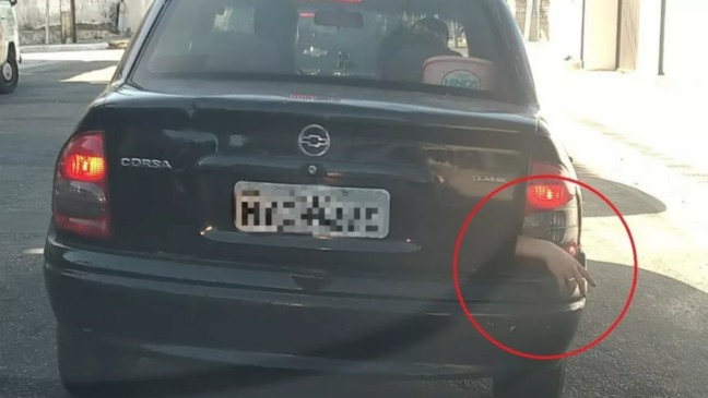 Motorista salva jovem após notar mão para fora do porta-malas de um carro