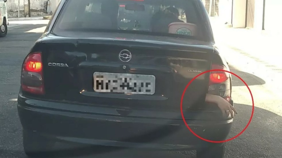Motorista salva jovem após notar mão para fora do porta-malas de um carro