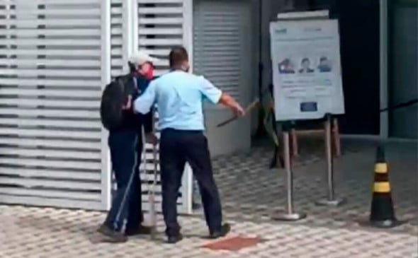 Motorista ajuda cego a atravessar a rua. (Foto: Reprodução/Faceboook)