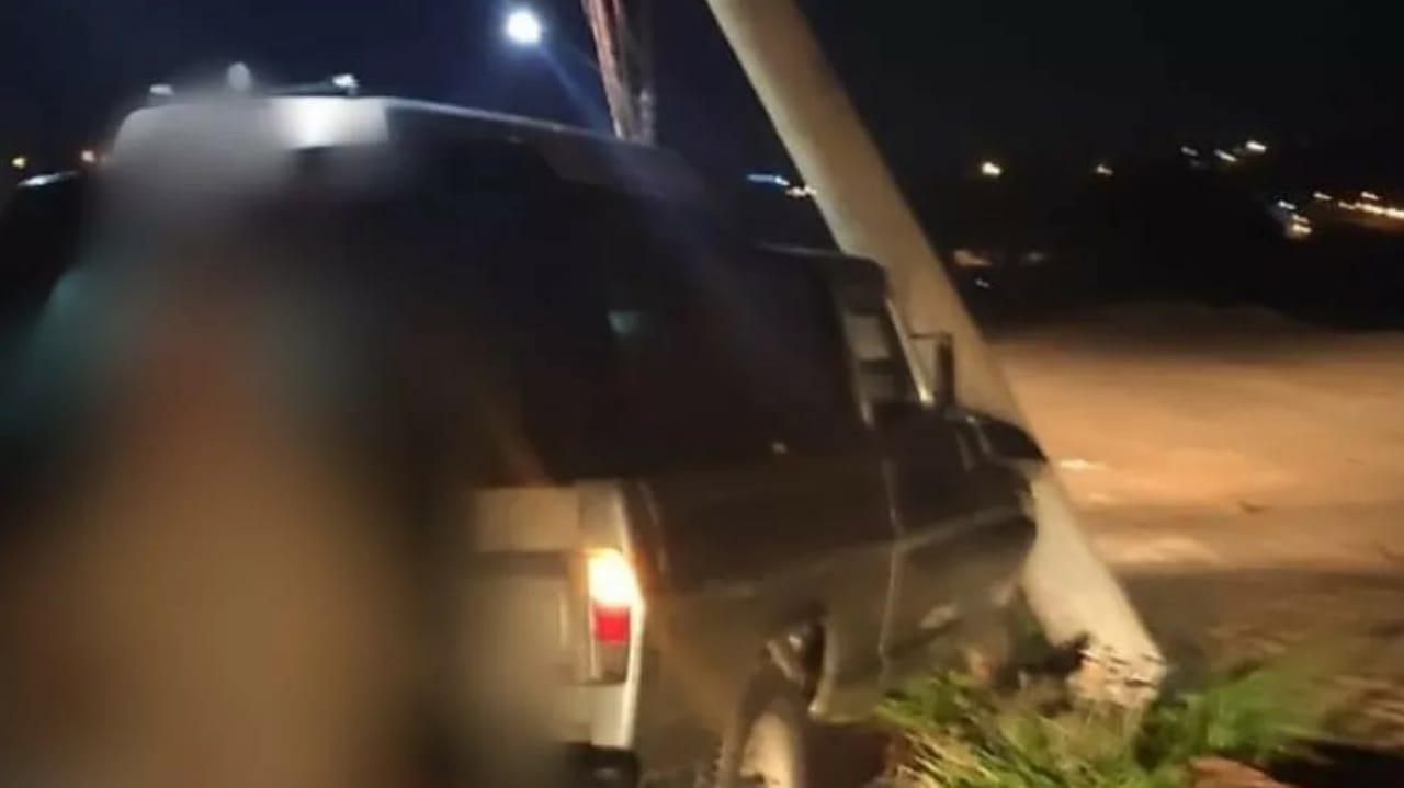 Motorista perde controle do carro e colide com poste em Itupeva