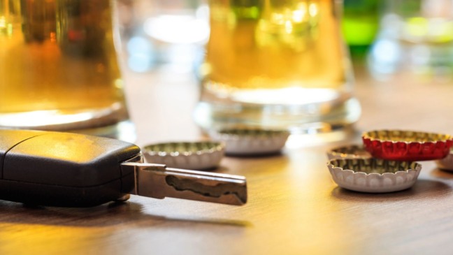 Chave e tampinhas de garrafa