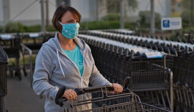 Foto de mulher com máscara em supermercado