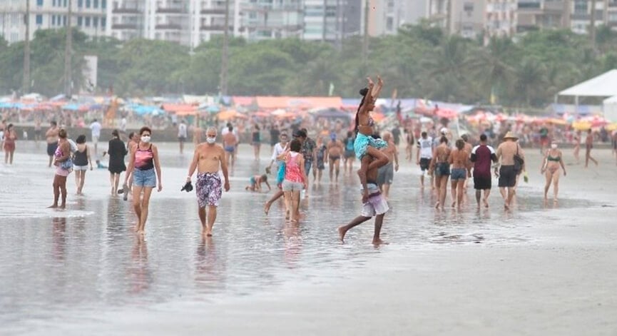 Banhistas na praia de Santos. (Foto: ANTÔNIO CÍCERO/PHOTOPRESS/ESTADÃO CONTEÚDO)