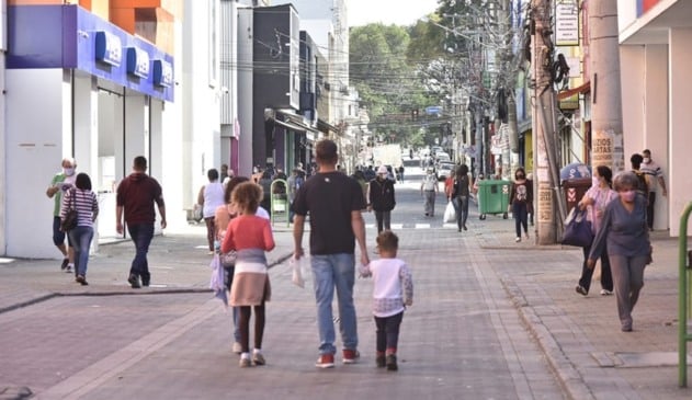 Foto de pessoas andando no centro de jundiaí