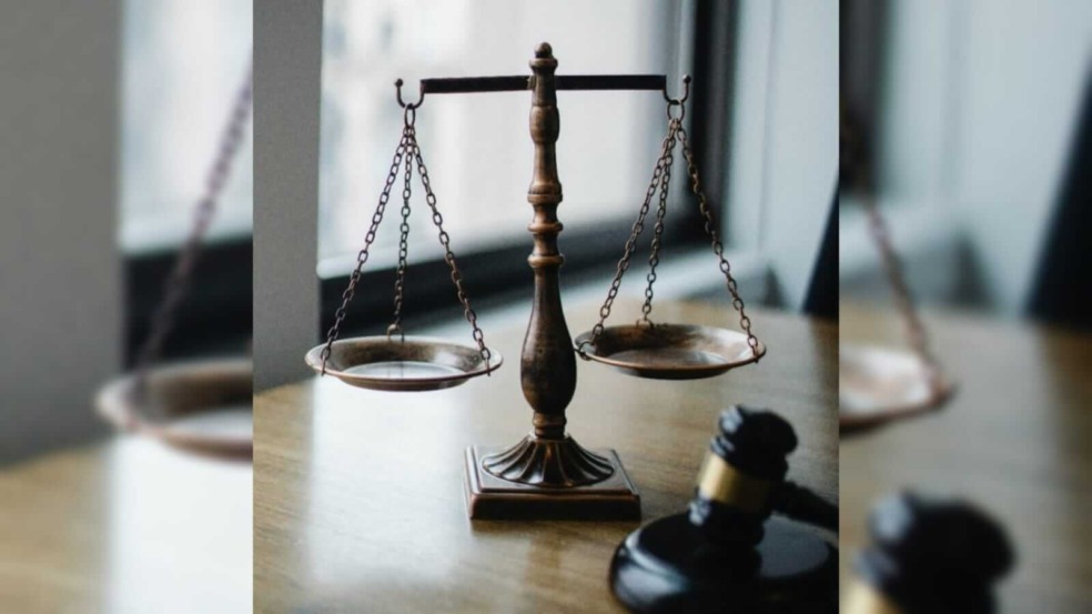 balança da justiça e um martelo