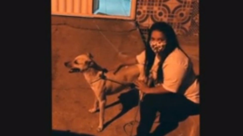 Jaqueline com cachorro que adotou no hospital após a morte da mãe