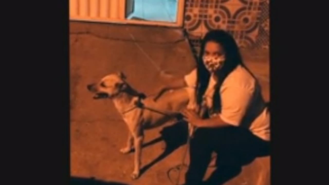 Jaqueline com cachorro que adotou no hospital após a morte da mãe