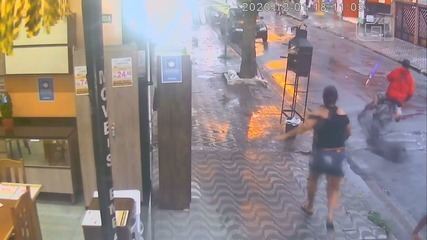 Mãe ataca ladrão que tentava assaltar sua filha em São Vicente, SP.