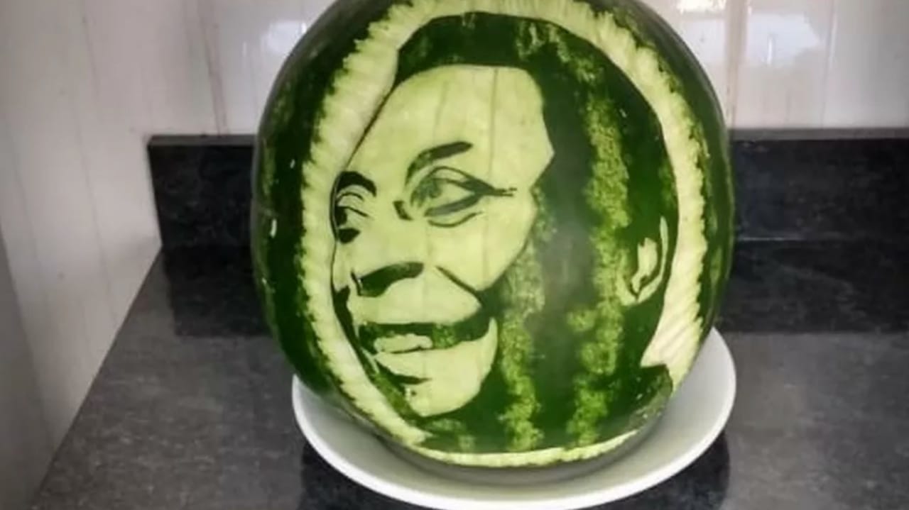 Mulher faz homenagem a Pelé com escultura em melancia
