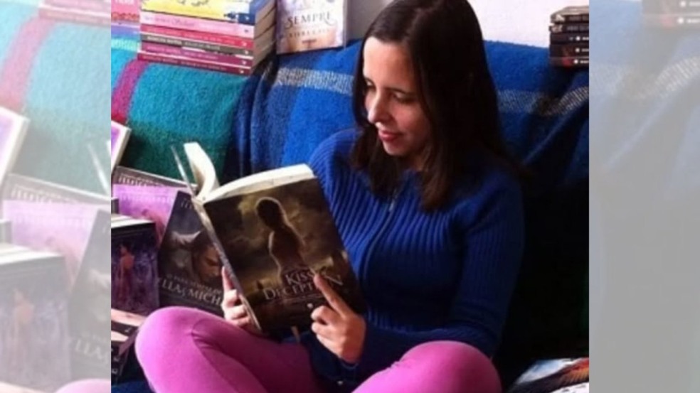 Mulher lendo livro 'A Promessa da Decepção'