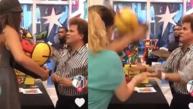 Frames de vídeo em que mulher quebra obra de Romero Britto