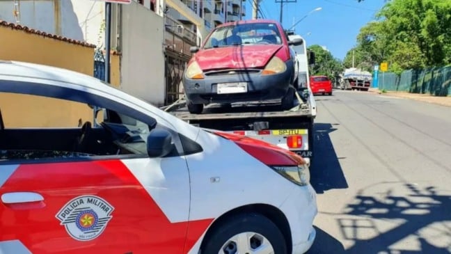 Carro foi furtado enquanto a vítima esperava a chegada do corpo da mãe no cemitério