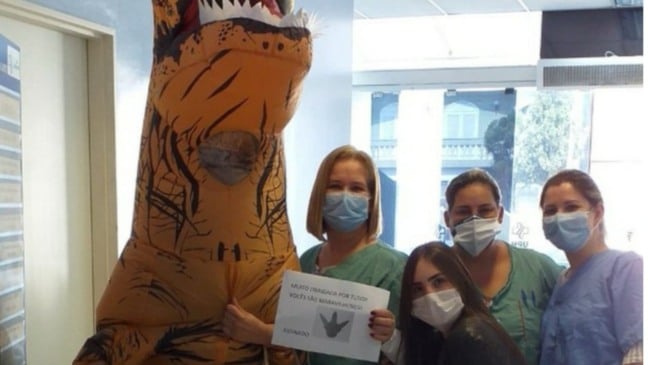 Mulher se fantasiou de dinossauro para entregar chocolates aos profissionais da saúde de hospital em Sorocaba (SP)