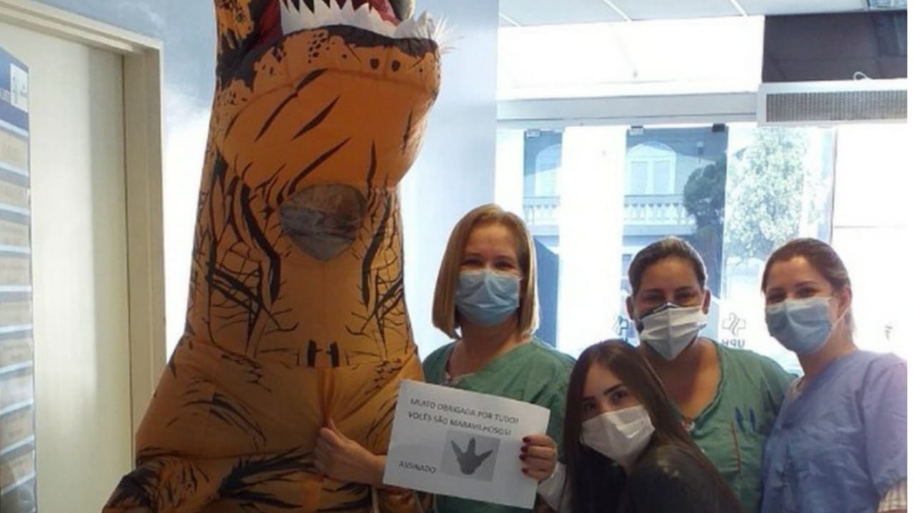 Mulher se fantasiou de dinossauro para entregar chocolates aos profissionais da saúde de hospital em Sorocaba (SP)