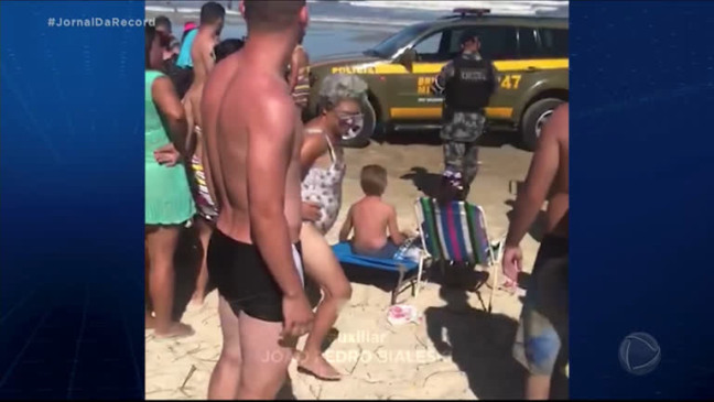 Mulheres são presas em flagrante após amarrar crianças em cadeiras de praia.