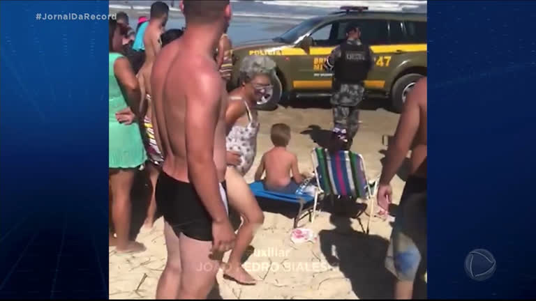 Mulheres são presas em flagrante após amarrar crianças em cadeiras de praia.