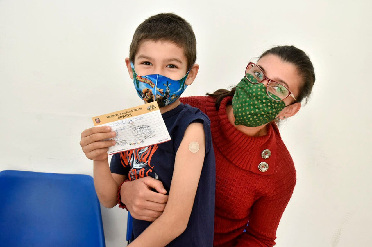 Vinícius exibiu orgulhoso o cartão de vacinação