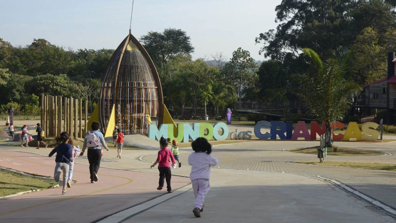 Crianças correndo no Mundo das Crianças