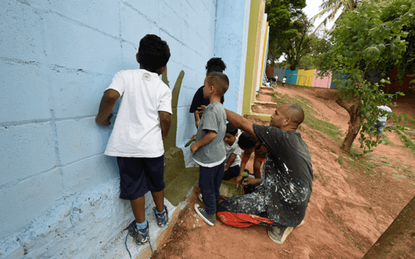 Alunos também participam da atividade, deixando suas digitais no muro. (Foto: Reprodução/Prefeitura Municipal de Jundiaí)