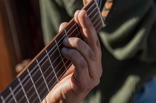 músico-ao-vivo-almoço-beneficente