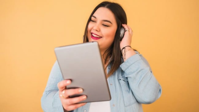 Jovem ouvindo música