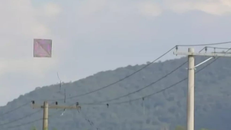 Pipa em fios de energia