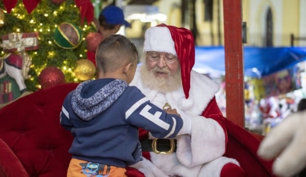 Papai Noel abraçando criança