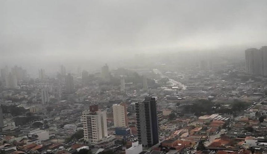 Foto de Jundiaí coberta de neblina, indicando o frio em Jundiaí.
