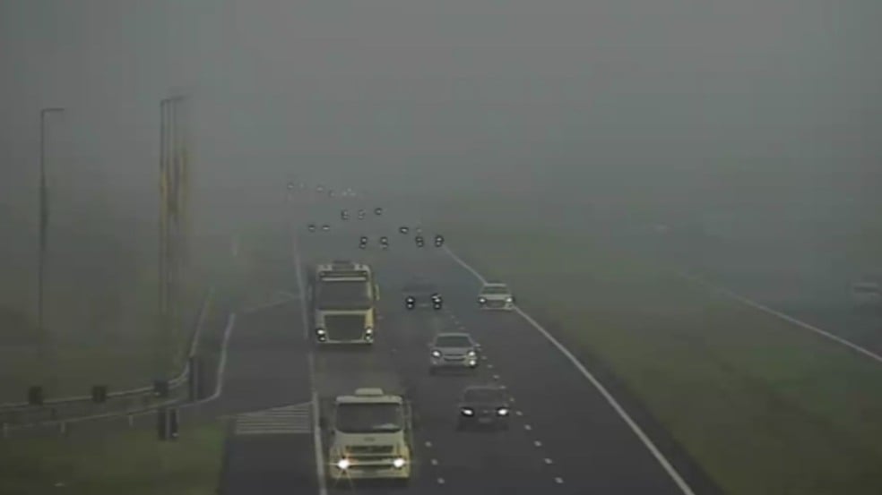 Rodovia com neblina intensa.
