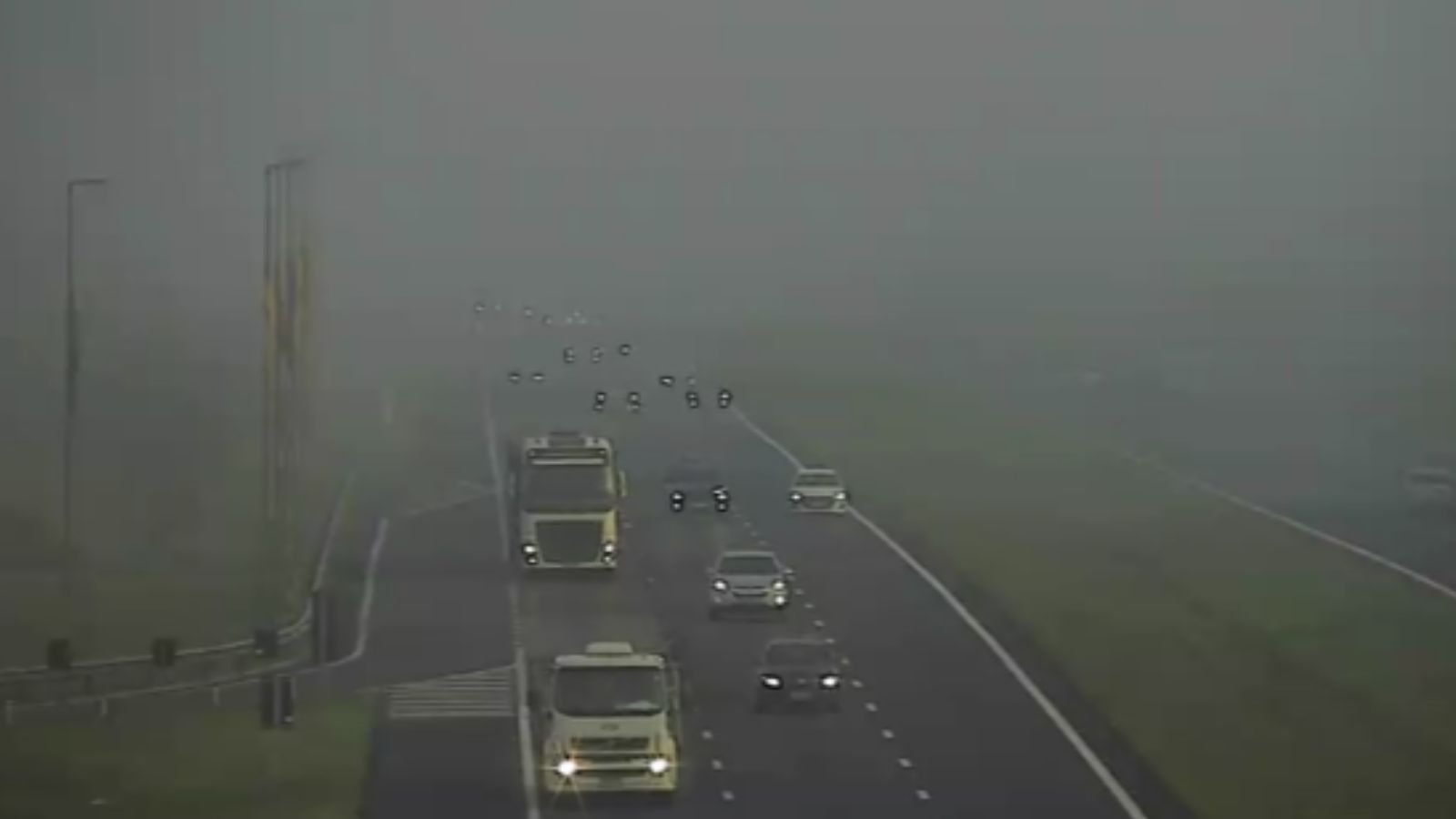 Rodovia com neblina intensa.