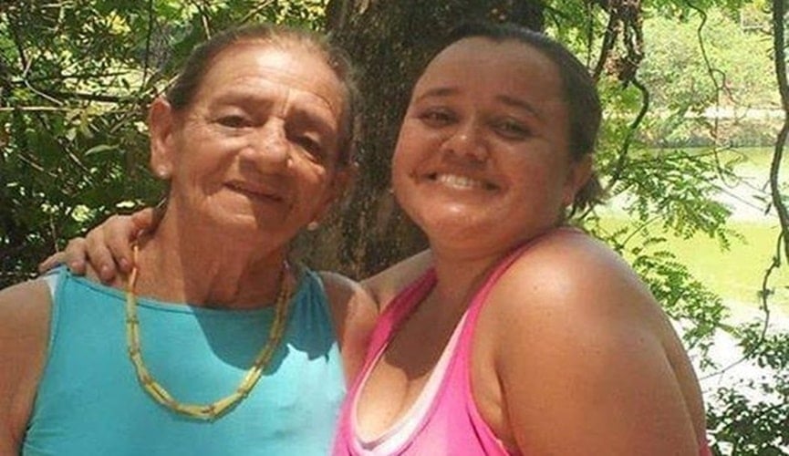 Foto de avó com neta em área verde