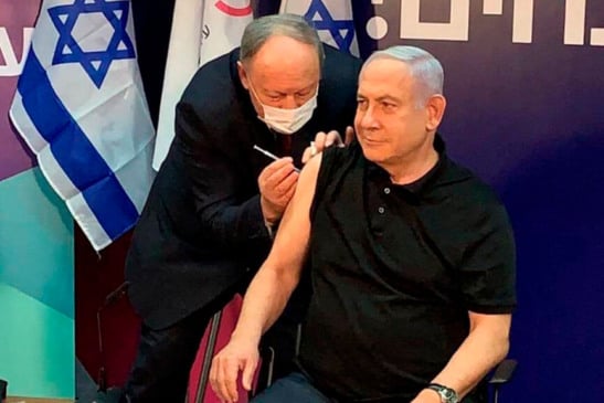 Benjamin Netanyahu tomaa vacina contra Covid-19. (Foto: Reprodução/Twitter)