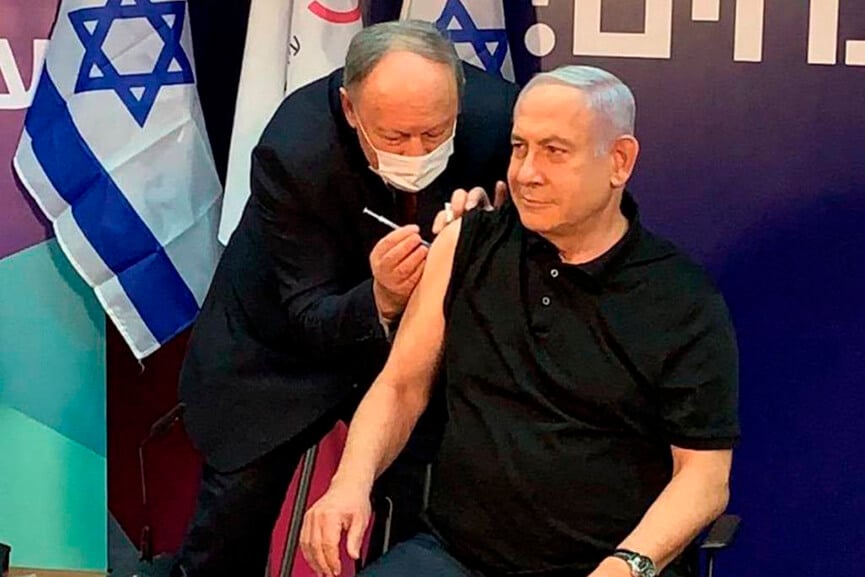 Benjamin Netanyahu tomaa vacina contra Covid-19. (Foto: Reprodução/Twitter)