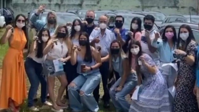 Netos recebem carro de luxo do avô em Bom Jesus de Goiás (Foto: Redes Sociais/Divulgação)