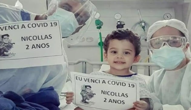 Foto de criança segurando cartaz