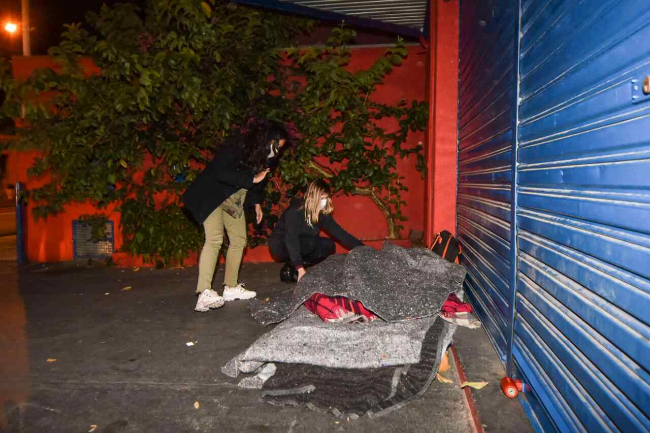 Moradores de rua sendo abordados pela Operação Noites Frias