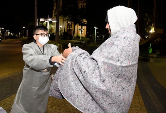 Operação Noites Frias atende moradores de rua. (Foto: Divulgação/PMJ)