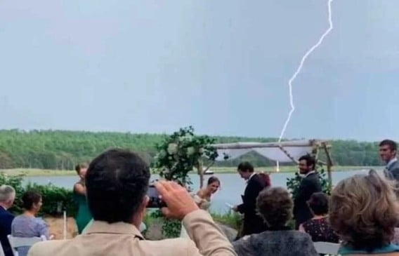 Frame de vídeo que mostra raio caindo há poucos quilômetros do casamento