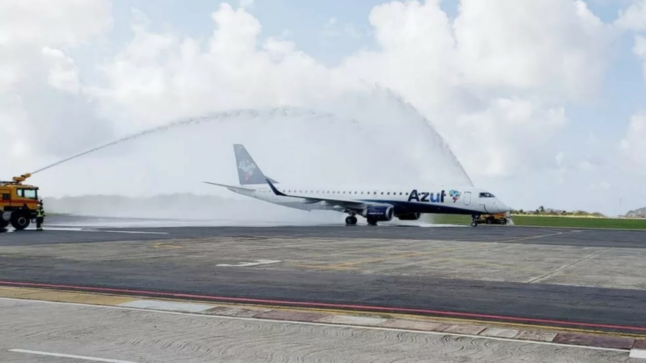 Avião recebendo banho de mangueira de bombeiros em Fernando de Noronha