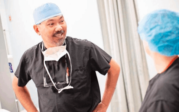 Médico vestido de cirurgião