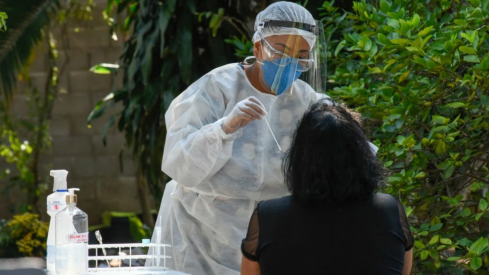 Profissional realizando teste de Covid-19 em UBS na Vila Maringá