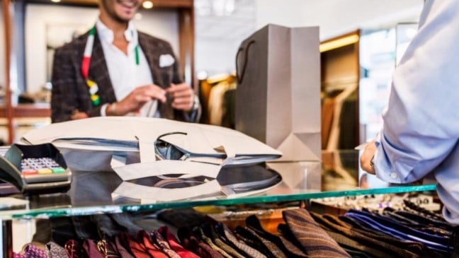 Homens em loja de vestuário