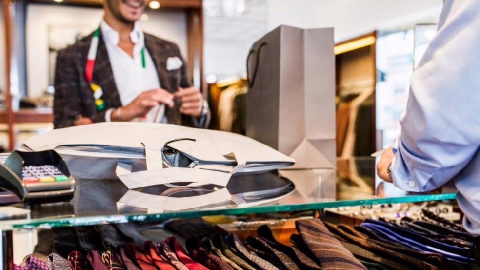 Homens em loja de vestuário